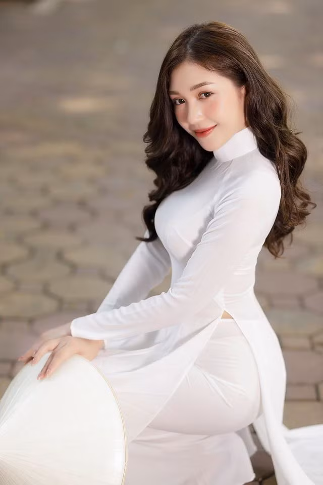 Nữ MC thể thao quyến rũ trong tà áo dài, cuốn hút người đối diện - 2