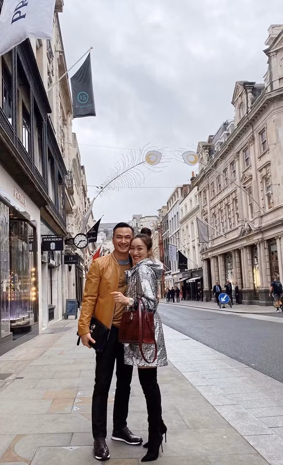 Chi Bao hanh phuc ben ban gai kem 16 tuoi hinh anh 7 