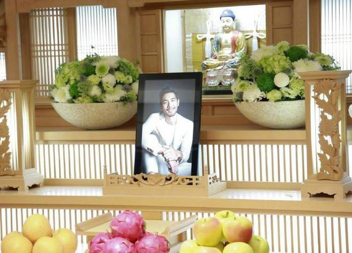 Bạn gái mặc quần áo của Cao Dĩ Tường khi dự tang lễ ảnh 1 Bạn gái mặc quần áo của Cao Dĩ Tường khi dự tang lễ ảnh 1