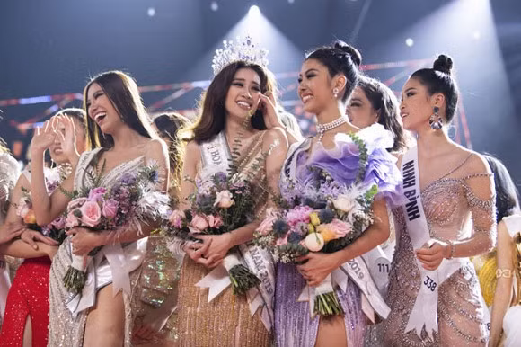 Khánh Vân là Hoa hậu Hoàn vũ Việt Nam 2019, Kim Duyên - Á hậu 1, Thúy Vân - Á hậu 2.