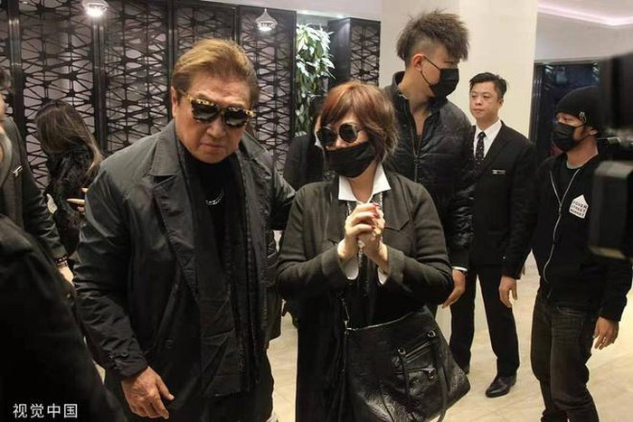 Bạn gái mặc quần áo của Cao Dĩ Tường khi dự tang lễ ảnh 2 Bạn gái mặc quần áo của Cao Dĩ Tường khi dự tang lễ ảnh 2