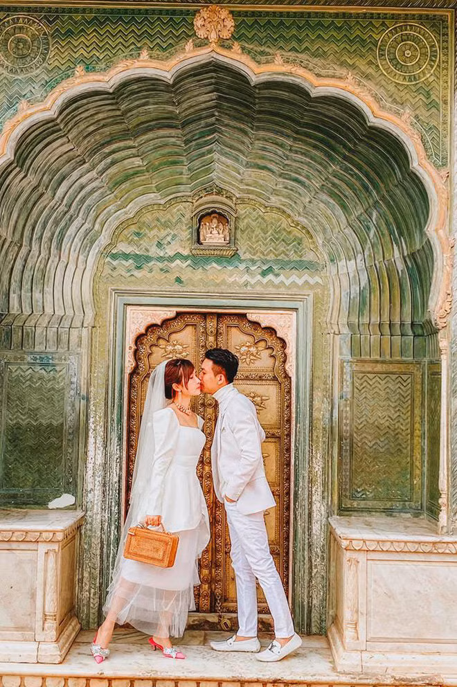 Vợ chồng Minh Nhựa lại gây sốt với bộ ảnh cưới chụp tận Ấn Độ, nhưng nhìn kỹ thì thấy một thứ hơi sai sai ảnh 2