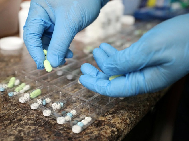 4. Dược sĩ:Tốt nghiệp và làm việc trong ngành Dược, người lao động kiếm lương cứng trung bình126.428 USD/năm. Thông thường, sinh viên mất 8 năm để có bằng Dược sĩ. Trong đó, họ dành 3-4 năm để hoàn thành chương trình cử nhân tiền chuyên nghiệp và 5 năm học chương trình chuyên nghiệp. Họ phải am hiểu sâu rộng về đơn thuốc, dược lực học, liều lượng, ảnh hưởng của thuốc tới cơ thể người và tương tác với loại thuốc khác. Vì thế, thông thường, các dược sĩ mất thêm hai năm để có giấy phép hành nghề. Ảnh:Reuters. Sinh vien tot nghiep nganh Y kiem nhieu tien nhat o My hinh anh 4