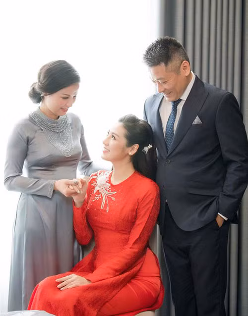 Mẹ ruột hé lộ cuộc sống thật của Á hậu Tú Anh sau gần 1 năm sinh con cho thiếu gia