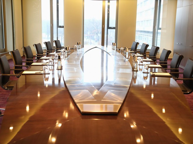 6. Cố vấn doanh nghiệp:Lương cứng trung bình cho cố vấn doanh nghiệp ở Mỹ là117.588 USD/năm. Cố vấn doanh nghiệp thiên về luật pháp, do đó, họ cần có bằng Luật. Để lấy bằng, người học thường mất khoảng 7 năm - 4 năm hoàn thành chương trình cử nhân và thêm 3 năm học ngành luật. Sau khi lấy bằng tiến sĩ luật, họ cần vượt qua kỳ thi tư pháp để lấy giấy phép hành nghề. Ảnh:Getty. Sinh vien tot nghiep nganh Y kiem nhieu tien nhat o My hinh anh 6