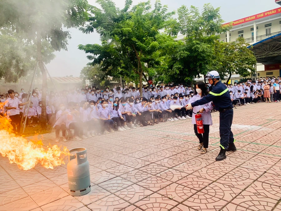 Công tác tuyên truyền về kiến thức, kĩ năng phòng cháy chữa cháy trong các nhà trường đóng vai trò hết sức quan trọng. Ảnh: Đình Tuệ.