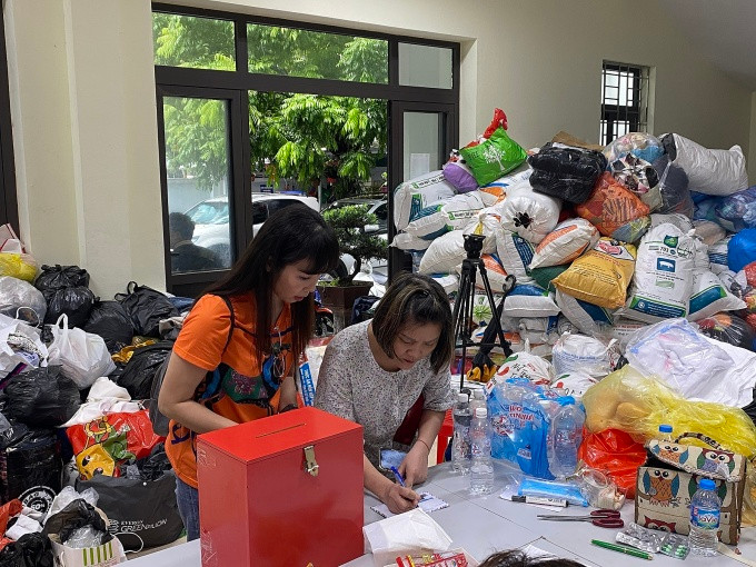 Người dân tới Tổ dân phố số 18 phường Khương Đình tặng nhu yếu phẩm cho các gia đình nạn nhân vụ cháy. Ảnh: VNE. Người dân tới Tổ dân phố số 18 phường Khương Đình tặng nhu yếu phẩm cho các gia đình nạn nhân vụ cháy. Ảnh: VNE.
