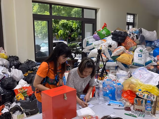 Người dân tới Tổ dân phố số 18 phường Khương Đình tặng nhu yếu phẩm cho các gia đình nạn nhân vụ cháy. Ảnh: VNE.