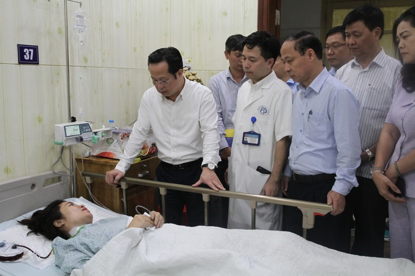 Lãnh đạo Sở GD&ĐT Hà Nội, Phòng GD&ĐT Thanh Xuân tới hỏi thăm sức khỏe cô giáo Trần Thị Thanh Hương - giáo viên Trung tâm GDNN-GDTX quận Thanh Xuân sáng 14/9. Ảnh: Lê Cường. Lãnh đạo Sở GD&ĐT Hà Nội, Phòng GD&ĐT Thanh Xuân tới hỏi thăm sức khỏe cô giáo Trần Thị Thanh Hương - giáo viên Trung tâm GDNN-GDTX quận Thanh Xuân sáng 14/9. Ảnh: Lê Cường.