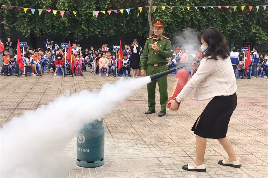 Việc tập huấn về kĩ năng phòng cháy chữa cháy ở các nhà trường dành cho giáo viên, học sinh là vô cùng cần thiết.