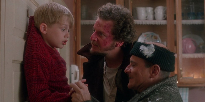 Macaulay Culkin bị cắn và để lại sẹo: Trong quá trình quay phim, Joe Pesci (vai Harry) lạnh lùng và xa cách với Macaulay Culkin để cậu bé thực sự sợ nhân vật Harry. Dẫu vậy, cả hai vẫn tập luyện với nhau phân cảnh Kevin bị treo lên một cái móc áo. Trong phần diễn, Joe Pesci có lời thoại: "Tao sẽ cắn từng cái ngón tay của mày". Theo Macaulay Culkin, Pesci có lần tập quá nhập vai nên đã cắn vào tay anh và để lại tại đó một vết sẹo. Nhung bi mat it biet ve loat phim