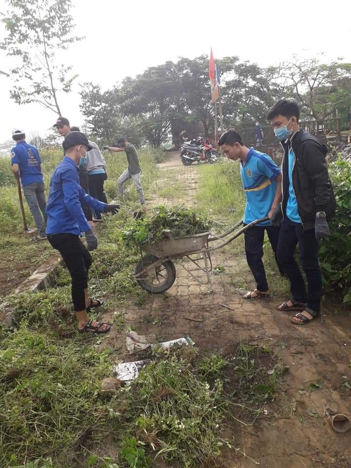 Sinh viên tích cực dọn sạch môi trường. Sinh viên tích cực dọn sạch môi trường.