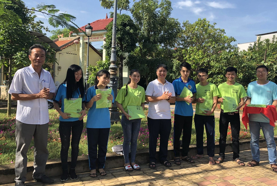 Trao qua ý nghĩa động viên tinh thần cho các bạn trong đội Trao qua ý nghĩa động viên tinh thần cho các bạn trong đội