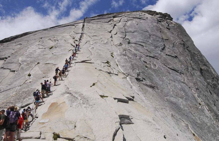 Half Dome, công viên quốc gia Yosemite, Mỹ: Tuyến đường trekking nguy hiểm ở công viên quốc gia Yosemite này luôn thu hút hàng nghìn khách mỗi năm. Khu vực thiên nhiên hoang dã này ẩn chứa nhiều mối nguy hiểm, chẳng hạn như lở đá hay có thể bị gấu nâu tấn công. Ngoài ra, độ khó và dốc của quãng đường dài 22,5 km này cũng khiến không ít người gặp tai nạn. 15 diem du lich hap dan nhung nguy hiem chet nguoi tren the gioi hinh anh 6