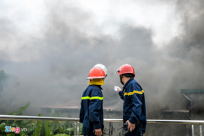 Lúc 12h30, lực lượng cứu hỏa đã khống chế được ngọn lửa, tiếp tục phun nước làm mát khu vực hiện trường.Theo Phòng Cảnh sát PCCC Công an Hà Nội, vụ cháy không có thiệt hại về người, thiêu rụi và làm sập nhà xưởng gần 500 m2, có ít nhất 2 ôtô đang sửa chữa bị hư hỏng. Công an quận Nam Từ Liêm đã phong tỏa hiện trường để điều tra. Nhieu xe hop bi thieu rui trong vu chay gara gan san My Dinh hinh anh 11