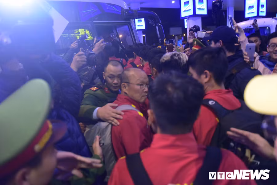 Anh: Hanh dong nho tai san bay khien CDV, cau thu them ne HLV Park Hang Seo hinh anh 10