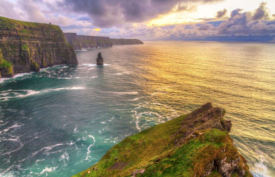 Váchđá Moher, Ireland: Vách đá Moher là địa điểm du lịch hấp dẫn bậc nhất của Ireland, đón hàng triệu du khách tham quan mỗi năm. Tuy nhiên do cấu tạo đá vôi dễ sụt cùng vách đá dựng đứng, nơi này tiềm ẩn mối nguy hiểm khá lớn cho du khách. Đã có 30 ca tử vong được xác định tại đây kể từ năm 1990. 15 diem du lich hap dan nhung nguy hiem chet nguoi tren the gioi hinh anh 1