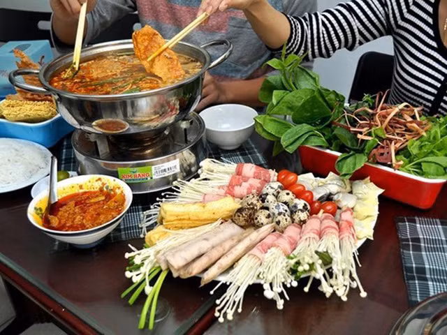  Vì vậy, bạn hãy cho lần lượt các loại thực phẩm vào. Đợi chúng chín hãy cho loại thực phẩm khác. 