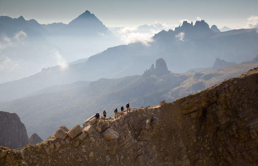 Via ferratas, Dolomites, Italy: Các di tích lịch sử và cảnh quan thiên nhiên ở dãy núi Dolomites cung cấp cho bạn một quãng đường đi bộ đẹp và nguy hiểm bậc nhất thế giới. xây dựng từ chiến tranh thế giới thứ nhất, quãng đường với những bậc thang, hầm đá, cầu treo kéo dài dọc dãy núi, gây tai nạn cho không ít du khách. Để vượt qua quãng đường này, tốt nhất bạn đừng bao giờ nhìn xuống phía dưới. 15 diem du lich hap dan nhung nguy hiem chet nguoi tren the gioi hinh anh 13