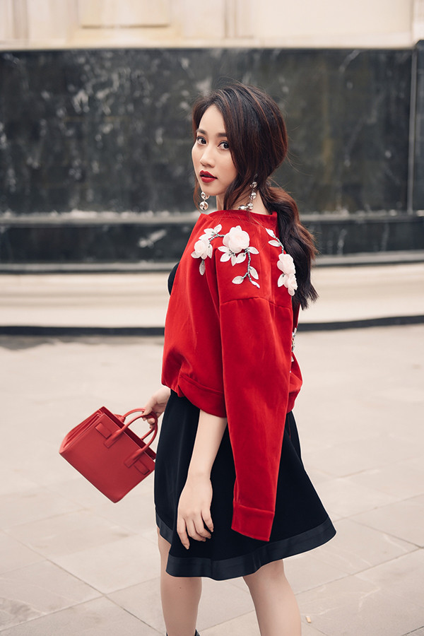 5 bí quyết mix đồ mùa đông “ăn gian” chiều cao cực đỉnh cho nàng nấm lùn ảnh 6 nhung-mau-ao-khoac-giup-nang-noi-bat-tren-pho-mua-dong-7