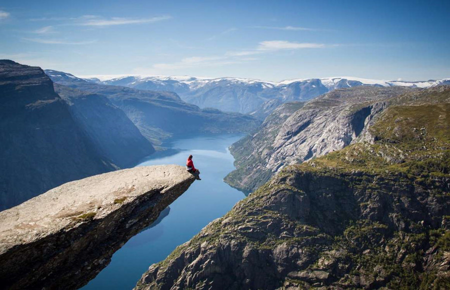 Trolltunga, Nauy: "Lưỡi quỷ" Trolltunga ở miền Tây Na Uy là địa điểm thu hút với những người đam mê check in sống ảo. Để tới đây, bạn chỉ có cách đi qua một quãng đường với gờ đá bấp bênh dài 11 km. Ngoài ra, việc ngồi quá sát mỏm đá để chụp hình cũng có thể gây nguy hiểm cho bạn. Gần đây nhất, vào năm 2016 một phụ nữ mải mê selfie đã trượt chân và ngã xuống từ đây. 15 diem du lich hap dan nhung nguy hiem chet nguoi tren the gioi hinh anh 9