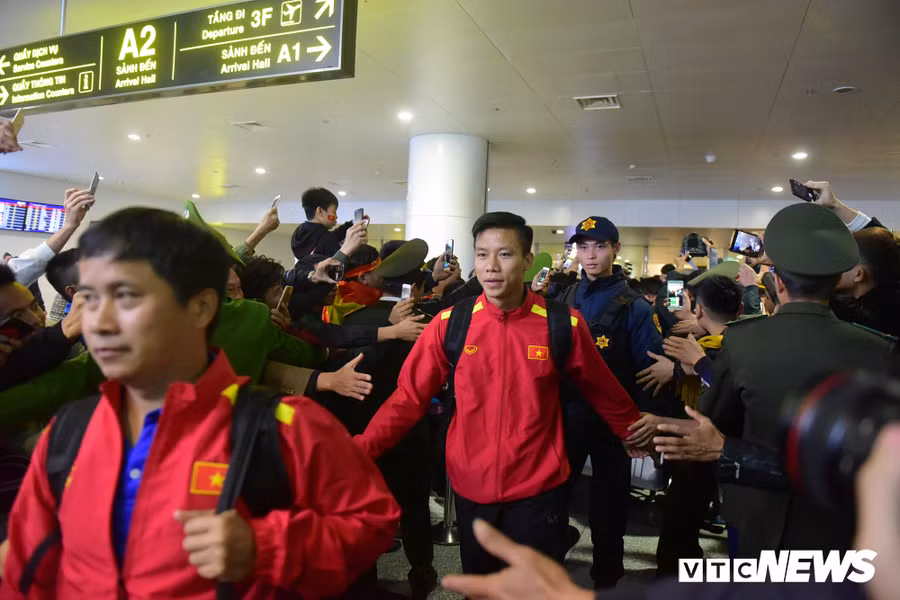 Anh: Hanh dong nho tai san bay khien CDV, cau thu them ne HLV Park Hang Seo hinh anh 8