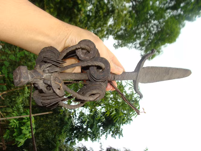 Nhung thanh kiem bi an o Viet Nam: Kiem bau ky la cua to tien nguoi Dao hinh anh 7