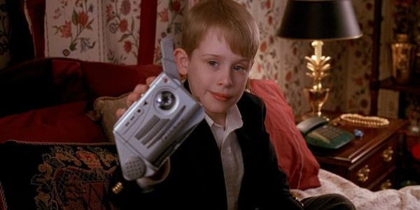 Talkboy không có thật: Trong Home Alone 2, Kevin sử dụng loại máy ghi âm có tên là Talkboy để giả giọng nói bố mình khi nói chuyện với người ở khách sạn. Trên thực tế, Talkboy chỉ là một đạo cụ cho phim và không có mặt trên thị trường. Tuy nhiên, sau khi bộ phim ra mắt, nhiều trẻ em đã đưa ra yêu cầu về việc sản xuất Talkboy. Công ty Tiger Electronics nhanh chóng nắm bắt tình hình và sản xuất Talkboy. Sản phẩm này thành công ngoài mong đợi. Nhung bi mat it biet ve loat phim