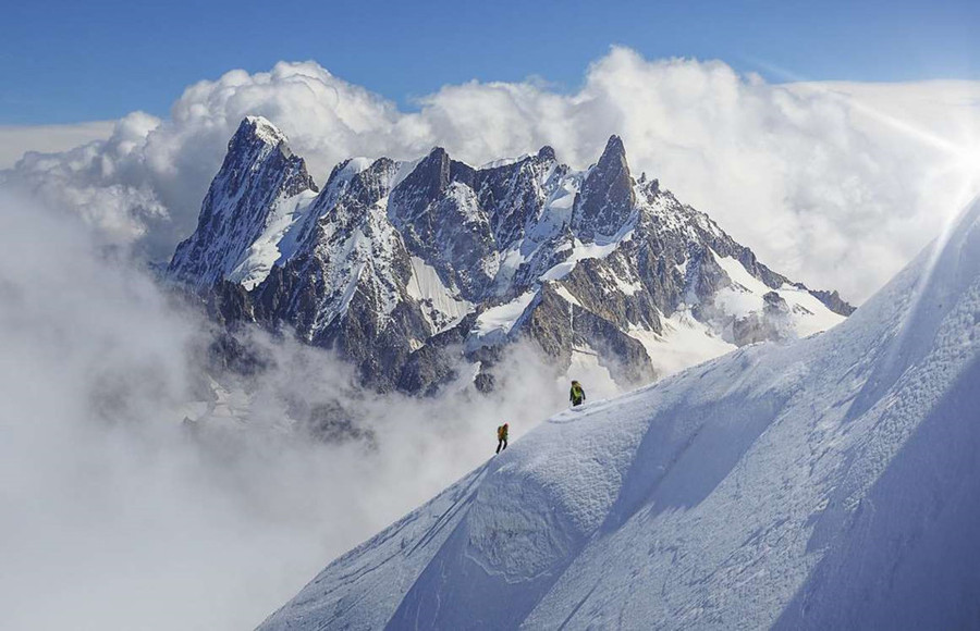Đỉnh Mont Blanc, biên giới Pháp - Italy: Mont Blanc là đỉnh cao nhất của dãy Alps. Ngọn núi luôn phủ tuyết trắng xóa thu hút tới 30.000 nhà leo núi mạo hiểm hàng năm. Tuy nhiên, sự trắc trở vốn có khiến khoảng 100 người chết tại đây mỗi năm khi cố gắng chinh phục ngọn núi này, biến Mont Blanc trở thành ngọn núi nguy hiểm nhất châu Âu. 15 diem du lich hap dan nhung nguy hiem chet nguoi tren the gioi hinh anh 2