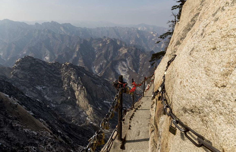 Núi Hóa Sơn, Trung Quốc: Núi Hóa Sơn linh thiêng ở Thiểm Tây, Trung Quốc từ lâu đã là một điểm hành hương ưa thích của không ít du khách. Tới đây, bạn sẽ phải đi bộ qua một con đường nguy hiểm bậc nhất thế giới với những dốc đá dựng đứng, hẹp và ngoằn ngoèo để lên tới đỉnh Hóa Sơn. 15 diem du lich hap dan nhung nguy hiem chet nguoi tren the gioi hinh anh 5
