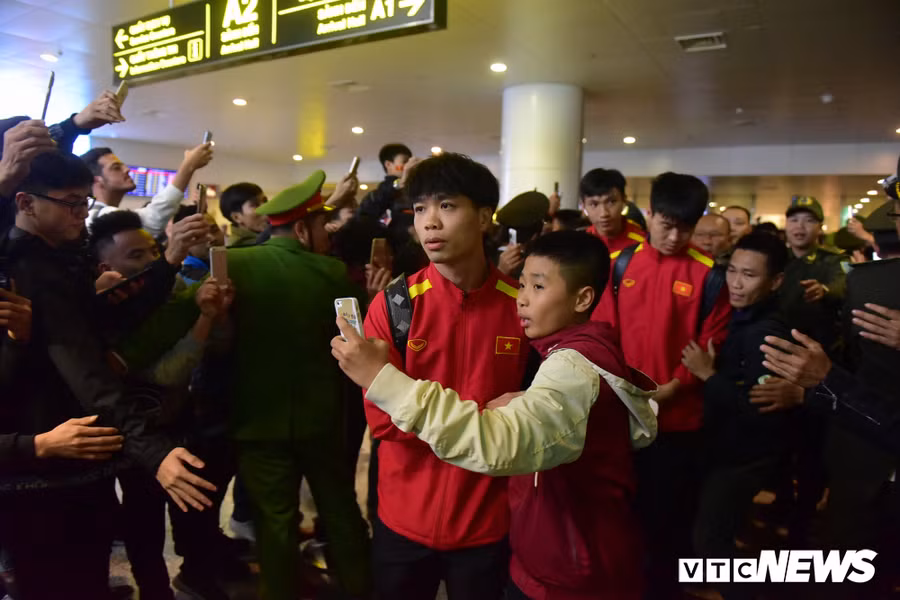 Anh: Hanh dong nho tai san bay khien CDV, cau thu them ne HLV Park Hang Seo hinh anh 5