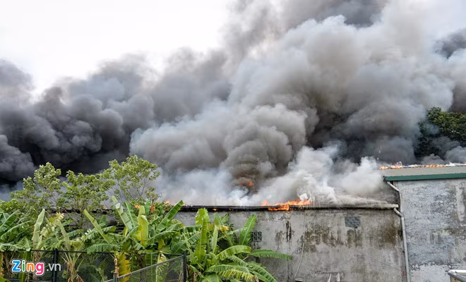 Nhieu xe hop bi thieu rui trong vu chay gara gan san My Dinh hinh anh 1