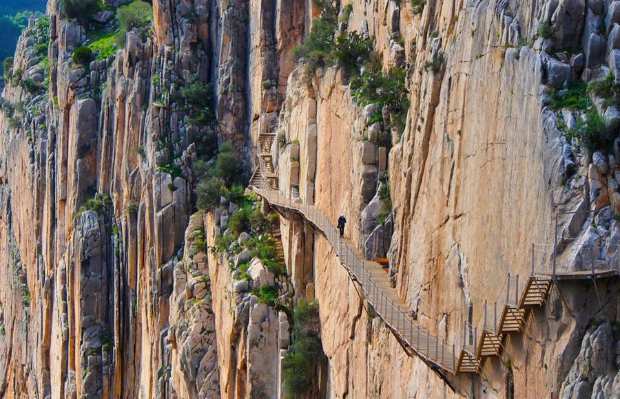 El Caminito Del Rey, Tây Ban Nha: Con đường đi bộ nguy hiểm này chỉ là một cây cầu treo ọp ẹp, với tên gọi mang ý nghĩa là "con đường của cái chết". Rất nhiều du khách ưa thích mạo hiểm tới đây hàng năm, Không ít người trong số họ đã phải bỏ mạng. Năm 2000, đã có một nhóm bạn cùng gặp tai nạn thương tâm tại đây. 15 diem du lich hap dan nhung nguy hiem chet nguoi tren the gioi hinh anh 4