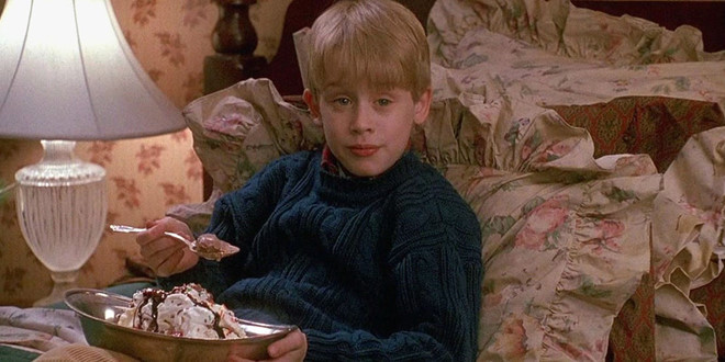Khách sạn đắt đỏ: Trong Home Alone 2, Kevin trú tại một khách sạn sang trọng ở Manhattan và đặt những dịch vụ phòng đắt tiền. Cụ thể, cậu bé đã yêu cầu từ bánh ngọt, kem nhiều vị, một thùng bánh mì cho đến những chiếc tart dâu. Trên thực tế vào năm 1992, khách sạn Kevin ở có giá1 nghìn USDmột đêm. Do đó, tổng chi phí thực tế của Kevin tại khách sạn sẽ rơi vào tầm hơn2 nghìn USD. Nhung bi mat it biet ve loat phim