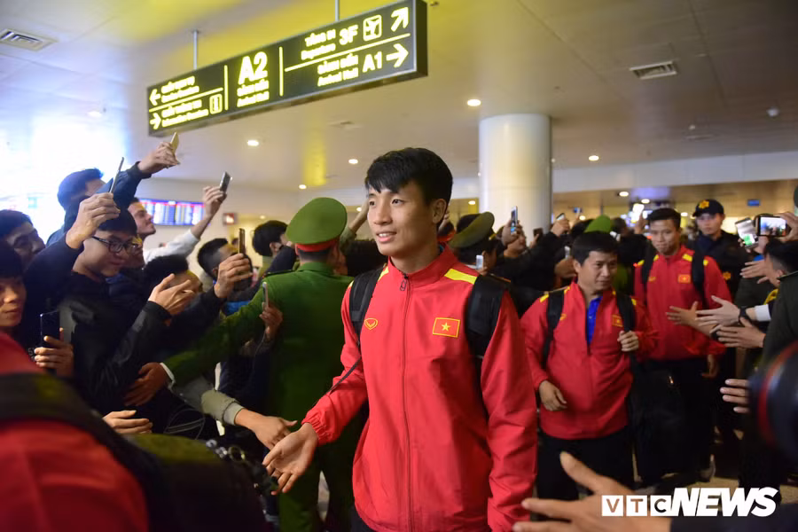 Anh: Hanh dong nho tai san bay khien CDV, cau thu them ne HLV Park Hang Seo hinh anh 7
