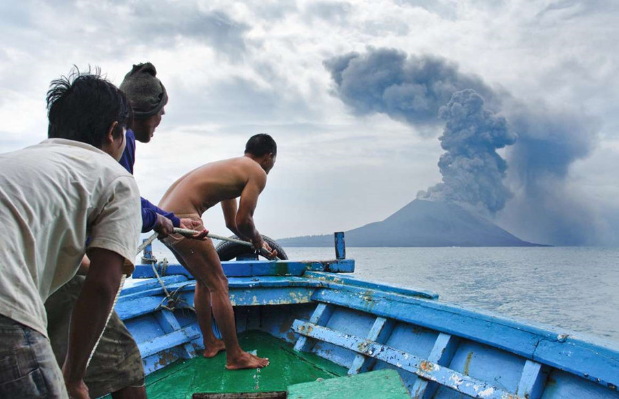 Núi lửa Krakatoa, Indonesia: Núi lửa Krakatoa nằm ở eo biển Sunda của Indonesia, năm xưa từng phun trào dữ dội khiến 30.000 người chết, tạo nên một đám mây tro bụi khổng lồ và những cơn sóng thần hủy diệt. Ngày nay Krakatoa trở thành một điểm du lịch mạo hiểm dù vẫn hoạt động. Các nhà khoa học cảnh báo khi Krakatoa đạt đủ độ chín nó sẽ phun trào mạnh mẽ không kém năm xưa. 15 diem du lich hap dan nhung nguy hiem chet nguoi tren the gioi hinh anh 3