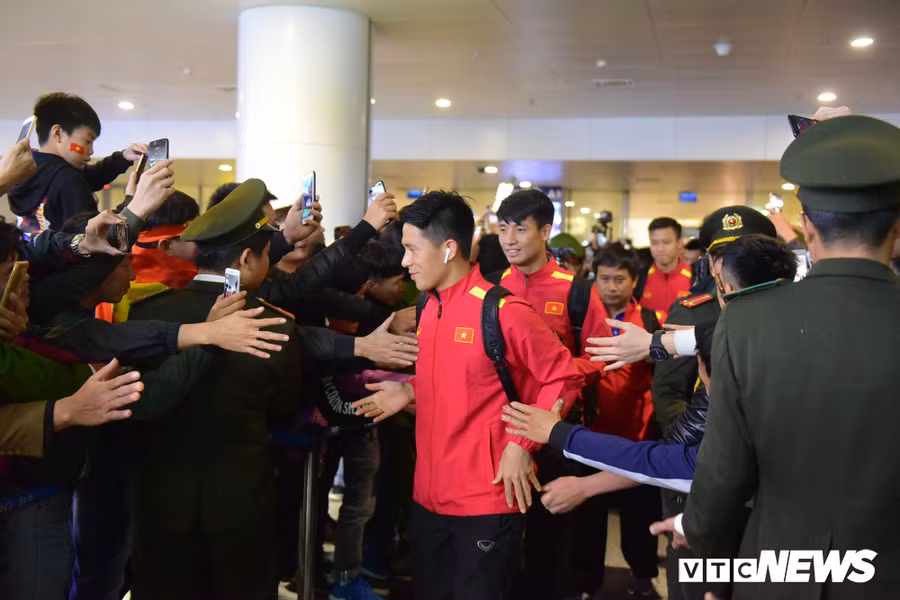 Anh: Hanh dong nho tai san bay khien CDV, cau thu them ne HLV Park Hang Seo hinh anh 1