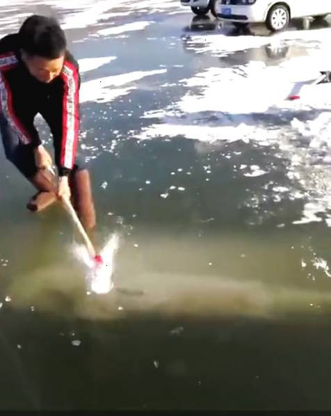 Vật thể khủng xuất hiện dưới băng, người dân tìm cách lôi lên bằng được - Ảnh 2. Vật thể khủng xuất hiện dưới băng, người dân tìm cách lôi lên bằng được-2