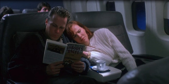 Ý tưởng phim xuất phát từ đời sống của tác giả: Ý tưởng của Ở nhà một mình bắt nguồn từ việc biên kịch John Hughes luôn lo lắng về việc đi du lịch nước ngoài. Trong chuyến đi nghỉ hè năm đó, ông lập hẳn một danh sách những vật không thể quên và đùa rằng "tốt nhất là không nên quên con". Suy nghĩ này khiến ông đặt câu hỏi điểu gì sẽ xảy ra nếu một gia đình đi du lịch và lại quên chính đứa con của mình. Từ đó, John phát triển ý tưởng thành kịch bản. Nhung bi mat it biet ve loat phim