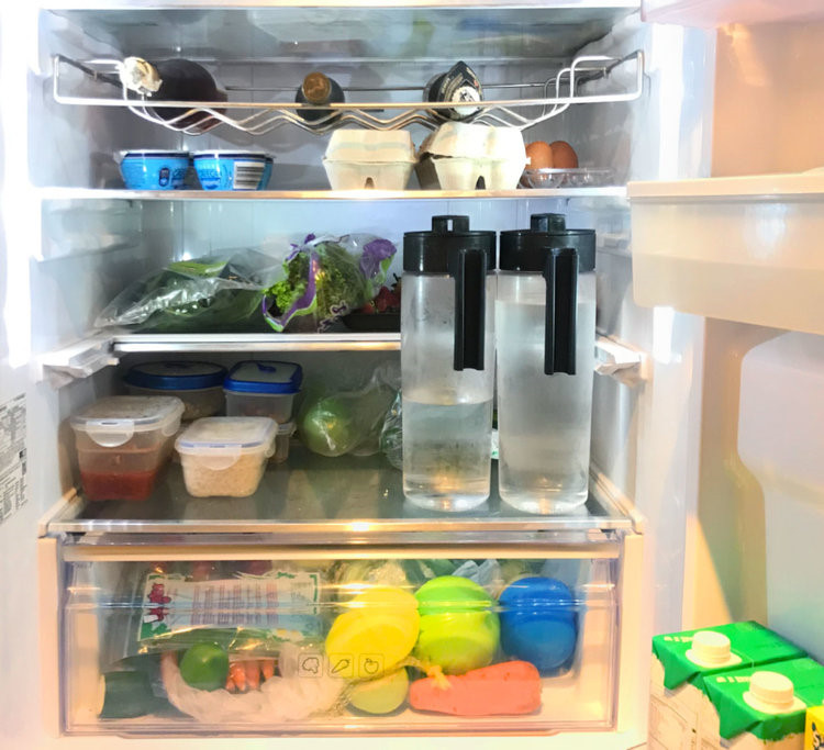 Colombia: Ghé thăm ngôi nhà của một phụ nữ người Colombia, Janice cho biết vì thường sống một mình nên cô chọn tủ lạnh có dung tích nhỏ. Cuối tuần Janice thường đi siêu thị mua đồ ăn và tích trữ trong tủ. Thực phẩm trong tủ lạnh chủ yếu là rau xanh, táo xanh, sữa chua, trứng và ức gà. Chocolate đen cũng thường xuyên xuất hiện trong tủ lạnh của Janice. Tu lanh cua cac nuoc tren the gioi co do an gi? hinh anh 2