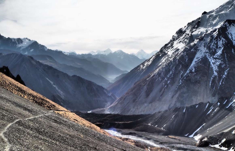 Annapurna, Himalayas, Nepal: Đỉnh Annapurna là đỉnh núi cao thứ 10 hành tinh nằm trong dãy Himalaya huyền thoại. Tuy không nổi tiếng bằng đỉnh Everest, nhưng Annapurna khó leo hơn rất nhiều và được xếp vào đỉnh núi có tỷ lệ tử vong cao nhất thế giới. Việc chinh phục Annapurna đòi hỏi thể chất và tinh thần vượt qua giới hạn chịu đựng mới vượt qua được khó khăn của địa hình, bão tuyết và lở tuyết liên miên ở đây. 15 diem du lich hap dan nhung nguy hiem chet nguoi tren the gioi hinh anh 12