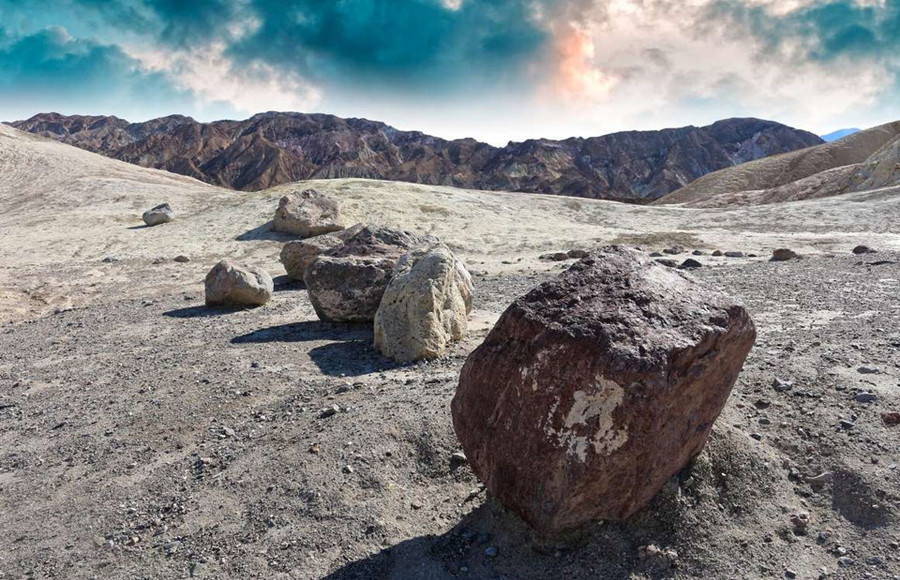 Death Valley, California, Mỹ: Thung lũng chết là khu vực thu hút du khách bởi cảnh quan siêu thực cùng những cồn cát nhấp nhô. Đây là địa điểm nóng và khô nhất nước Mỹ với nhiệt độ trung bình đạt 48 độ C. Không có gì lạ khi khá nhiều du khách đã tử vong tại đây. 15 diem du lich hap dan nhung nguy hiem chet nguoi tren the gioi hinh anh 7