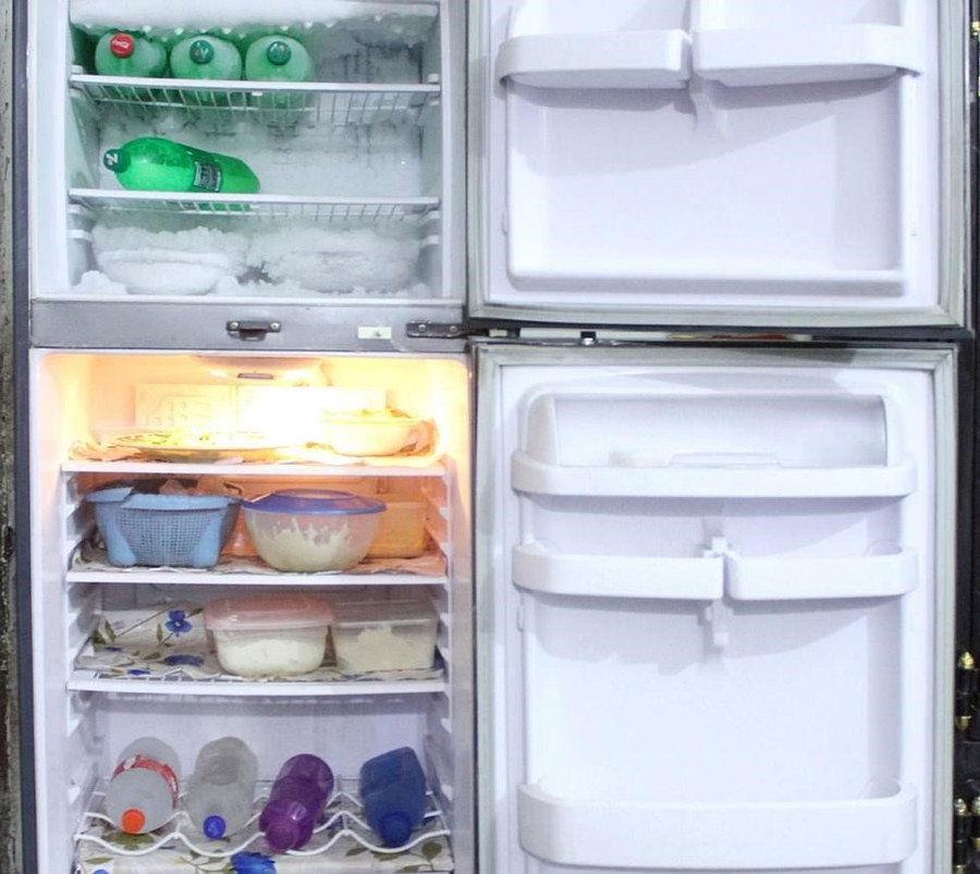 Pakistan: Trong hình là tủ lạnh của một gia đình 5 người sinh sống tại Lahore, Pakistan. Gia đình Asif (Pakistan) cũng có nguyên tắc không lãng phí đồ ăn giống nhiều gia đình tại các quốc gia khác. "Chúng tôi chỉ được phép bỏ thừa 5% lượng thức ăn trong tuần", Asif chia sẻ. Đồ ăn trong tủ lạnh của gia đình Pakistan này không đa dạng, màu sắc, chủ yếu là các đồ ăn chế biến sẵn được bảo quản trong hộp. Tu lanh cua cac nuoc tren the gioi co do an gi? hinh anh 9