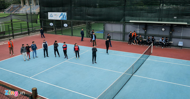 Rất nhiều cầu thủ, cán bộ liên đoàn bóng đá theo dõi vụ cháy từ sân tennis của cơ quan này. Nhieu xe hop bi thieu rui trong vu chay gara gan san My Dinh hinh anh 8