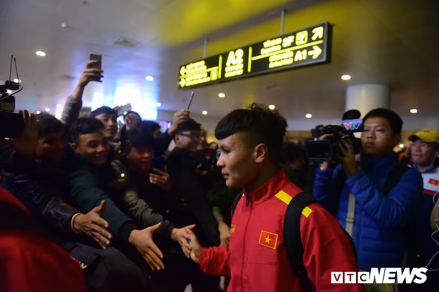 Anh: Hanh dong nho tai san bay khien CDV, cau thu them ne HLV Park Hang Seo hinh anh 3