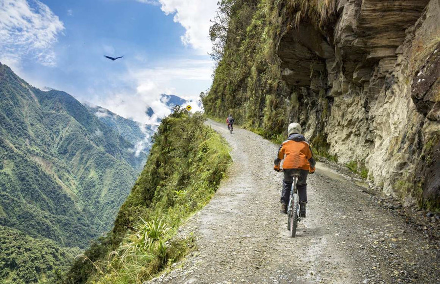Death Road, Bolivia: Được đặt tên là Con đường chết, đây là một trong những nơi tổ chức các chuyến xe đạp leo núi đáng sợ và nguy hiểm nhất thế giới. Với những đoạn cua cực hẹp ôm sát sườn núi, rất nhiều người đã tử vong tại đây. Mặc dù có một con đường mới được làm dành cho xe hơi, những kẻ liều mạng vẫn chọn thử thách vượt qua con đường đầy chết chóc này. 15 diem du lich hap dan nhung nguy hiem chet nguoi tren the gioi hinh anh 15