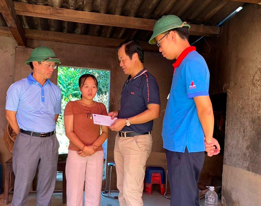 Ông Trần Xuân Thành – Chủ tịch Công đoàn, Chủ tịch Hội CCB PV GAS động viên và trao tặng hỗ trợ cho gia đình có người thiệt mạng do lũ cuốn. Ông Trần Xuân Thành – Chủ tịch Công đoàn, Chủ tịch Hội CCB PV GAS động viên và trao tặng hỗ trợ cho gia đình có người thiệt mạng do lũ cuốn.