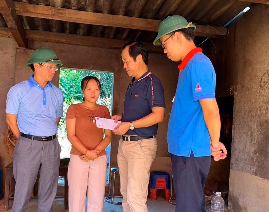 Ông Trần Xuân Thành – Chủ tịch Công đoàn, Chủ tịch Hội CCB PV GAS động viên và trao tặng hỗ trợ cho gia đình có người thiệt mạng do lũ cuốn.