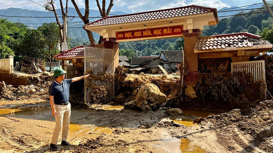 Trung tâm chính trị huyện Kỳ Sơn ngổn ngang trong bùn đất Trung tâm chính trị huyện Kỳ Sơn ngổn ngang trong bùn đất