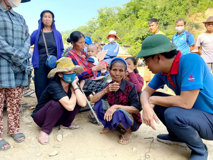 Ông Lê Hoài Bắc – Bí thư Đoàn Thanh niên PV GAS chia sẻ mất mát với bà con Kỳ Sơn, Nghệ An. Ông Lê Hoài Bắc – Bí thư Đoàn Thanh niên PV GAS chia sẻ mất mát với bà con Kỳ Sơn, Nghệ An.